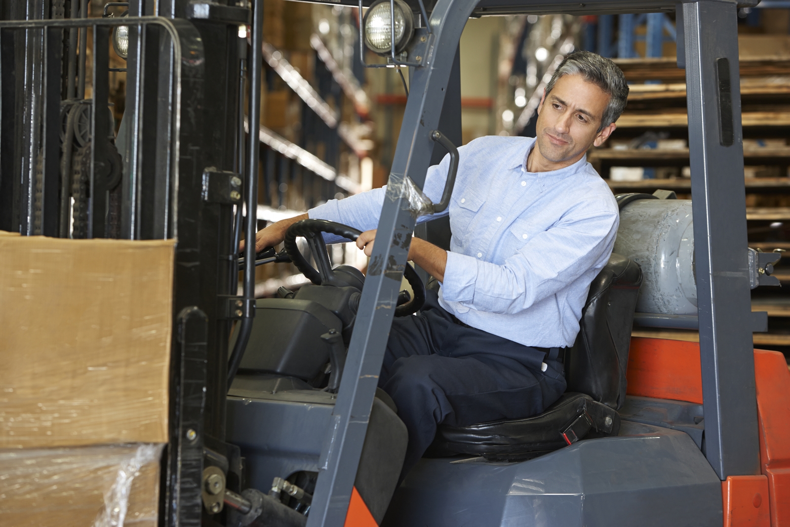 Plataforma elevadora en trabajo de fachada exterior