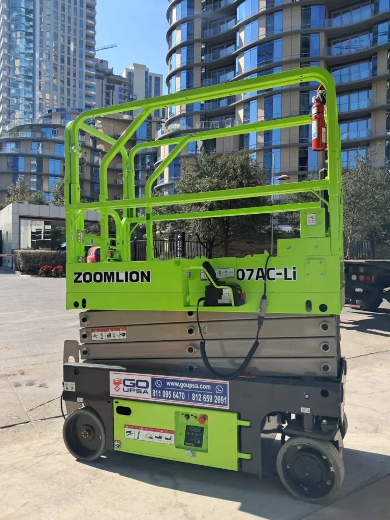 Plataforma de tijera eléctrica Zoomlion de litio propiedad de GoUpsa en obra de San Pedro Garza Garcia